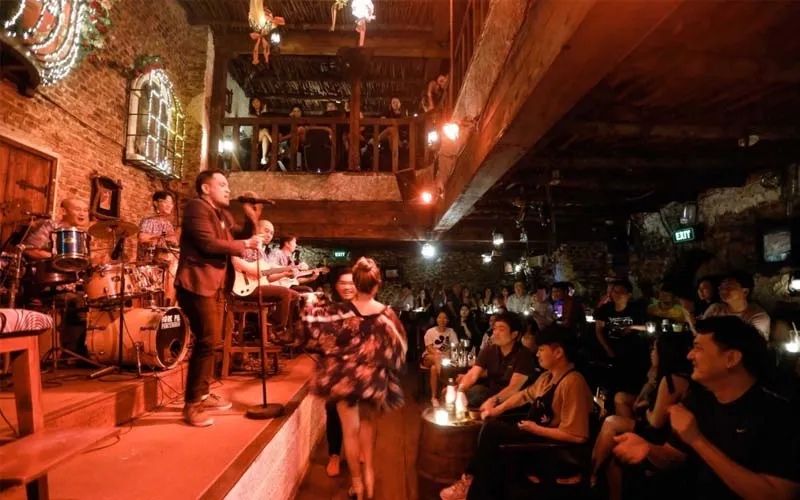 10 quán cocktail bar chill nhẹ ở Sài Gòn sầm uất giá bình dân