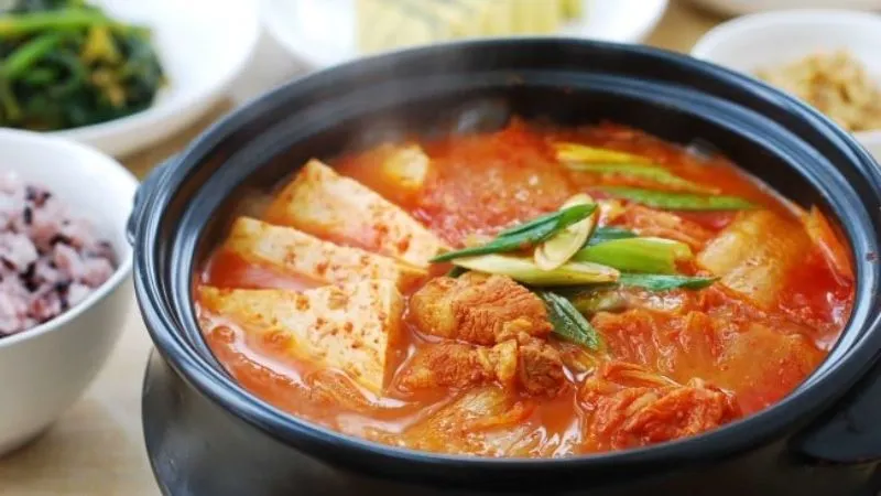 5 cách nấu canh kim chi Hàn Quốc thơm ngon đậm vị