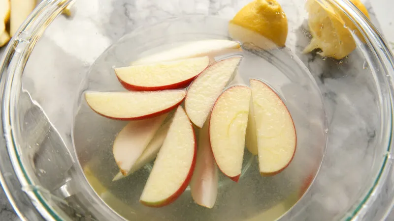 Ăn táo lâu nay nhưng bạn đã biết cách gọt táo trắng giòn, không thâm hay chưa?