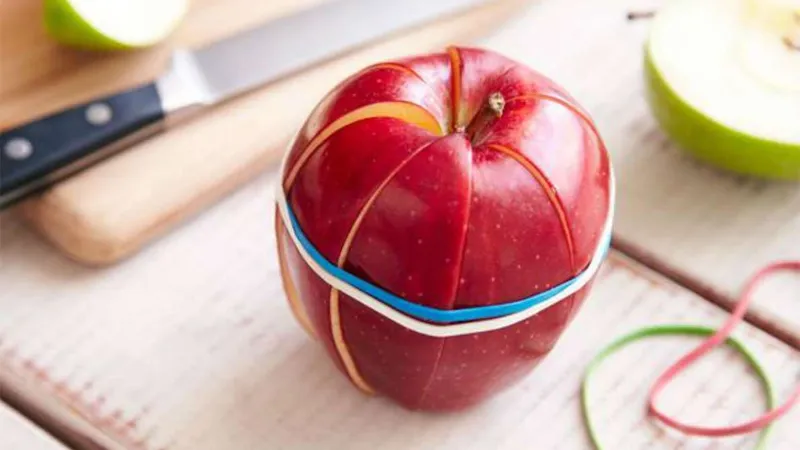 Ăn táo lâu nay nhưng bạn đã biết cách gọt táo trắng giòn, không thâm hay chưa?