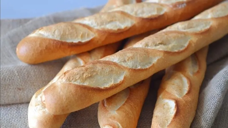 Bật mí cách làm bánh mì baguette Pháp giòn xốp, đặc ruột