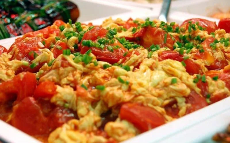 Biến tấu với món trứng chiên sốt cà chua lạ miệng mà bắt cơm vô cùng