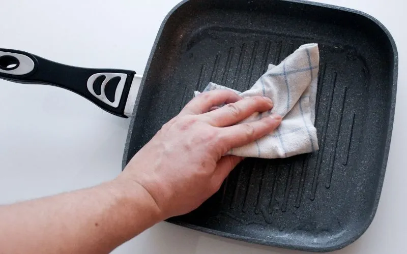 Bỏ túi 10 mẹo hạn chế tình trạng nồi chảo cháy khét khi chế biến món ăn