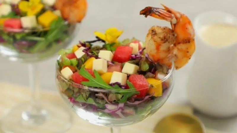 Bỏ túi ngay cách làm salad phô mai và tôm nướng vừa ngon vừa đẹp mắt