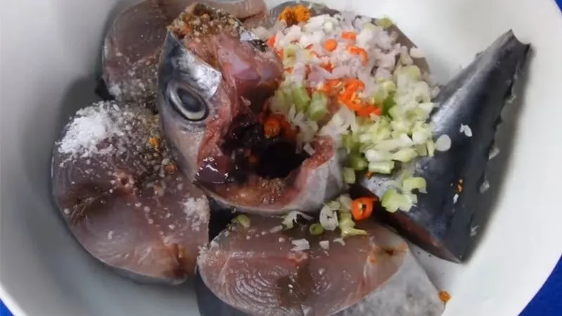 Cá ngừ kho thơm mặn mòi, thấm vị làm cả nhà ăn hết nồi cơm