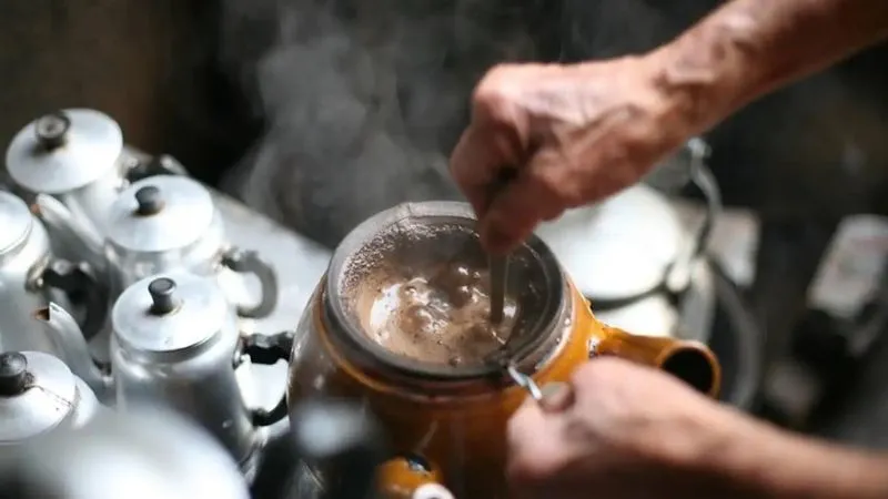 Cà phê vợt Phan Đình Phùng 73 năm tuổi chiếm trọn con tim người Sài Gòn