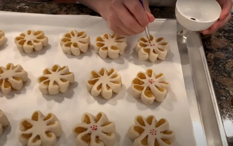Cách làm bánh khéo nhân khóm thơm ngon, đẹp mắt cực kỳ đơn giản tại nhà