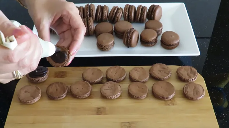 Cách làm bánh macaron socola cà phê thơm ngon chuẩn vị Pháp tại nhà