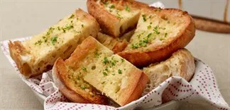 Cách làm bánh mì bơ tỏi thơm ngon, giòn rụm đơn giản tại nhà