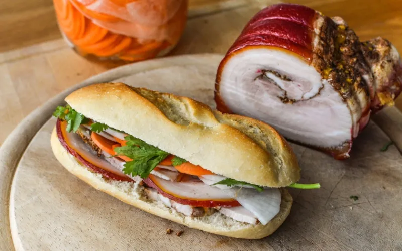 Cách làm bánh mì thịt nguội giòn ngon, hấp dẫn như ngoài hàng