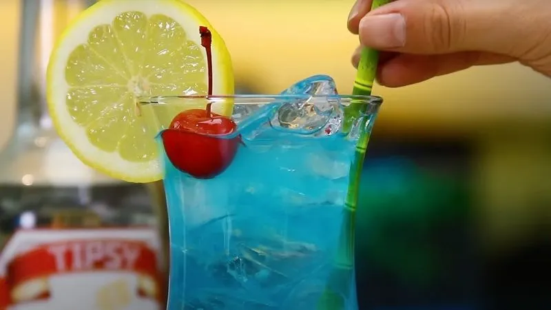 Cách làm cocktail blue lagoon tươi mát, vô cùng bắt mắt