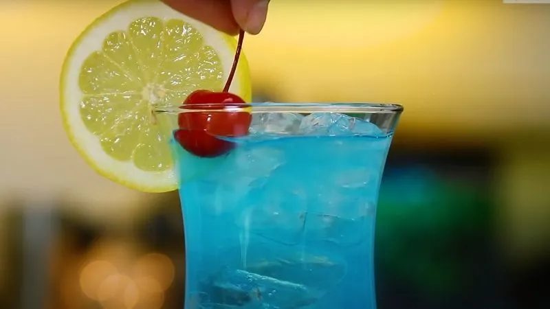 Cách làm cocktail blue lagoon tươi mát, vô cùng bắt mắt
