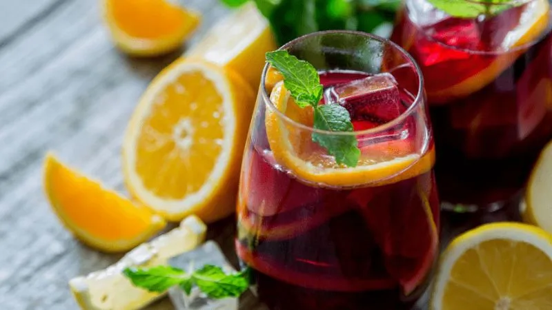 Cách làm cocktail cocktail Sangria ngọt dịu, tươi mát ngày hè