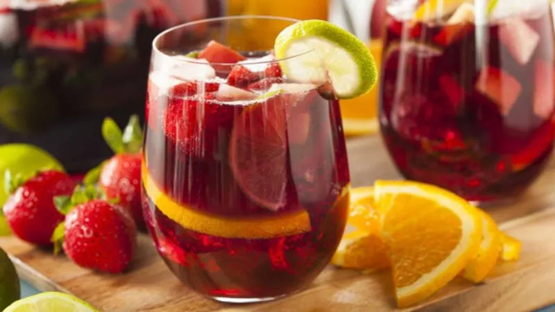 Cách làm cocktail cocktail Sangria ngọt dịu, tươi mát ngày hè