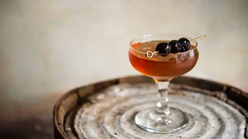 Cách làm cocktail manhattan ngọt ngào, cổ điển, cuốn hút