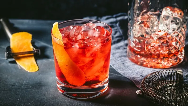 Cách làm cocktail Negroni nổi tiếng nước Ý chiêu đãi bạn bè