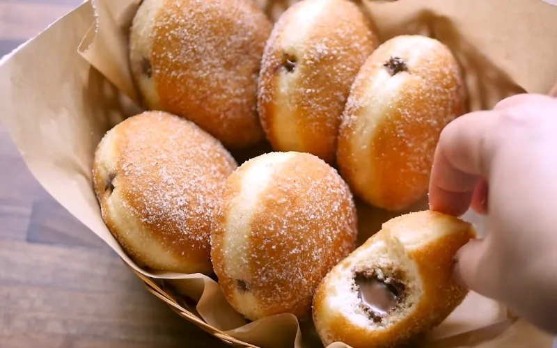 Cách làm donut chiên nhân socola nutella bé nhà thích mê