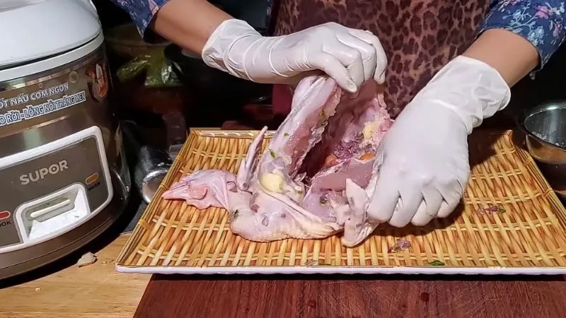 Cách làm gà hấp nồi cơm điện chắc thịt, thơm ngon