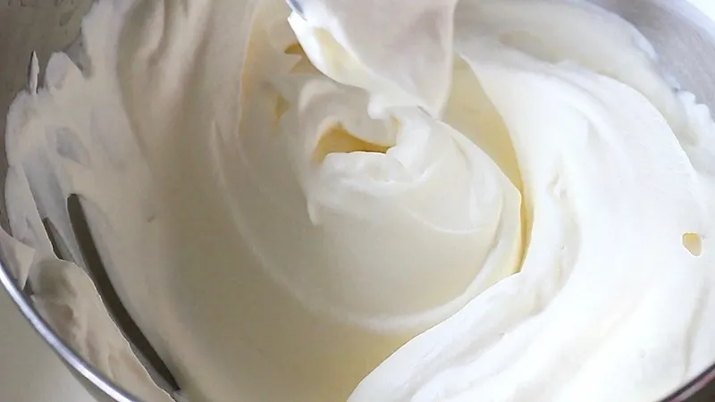 Cách làm kem bánh gato bằng sữa tươi đơn giản, đẹp mắt tại nhà