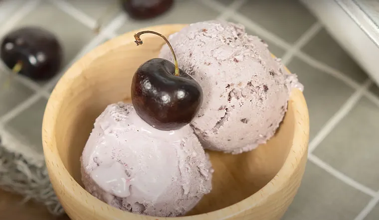 Cách làm kem Cherry chua ngọt, mát lạnh cho ngày hè
