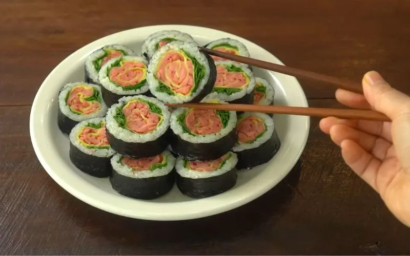 Cách làm kimbap hoa hồng xinh xắn, thơm ngon cho cả nhà