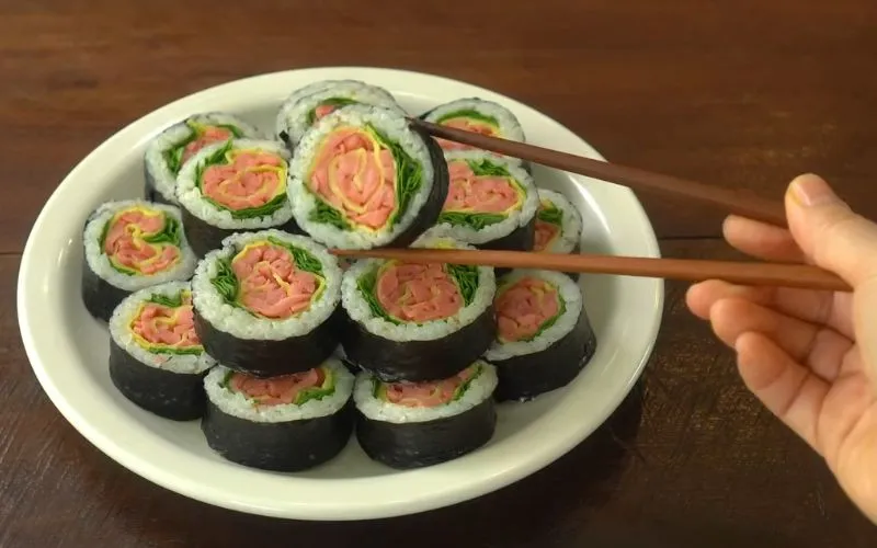 Cách làm kimbap hoa hồng xinh xắn, thơm ngon cho cả nhà