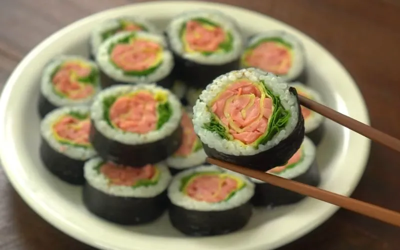 Cách làm kimbap hoa hồng xinh xắn, thơm ngon cho cả nhà