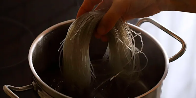 Cách làm miến trộn cay Hàn Quốc Japchea chuẩn vị thơm ngon