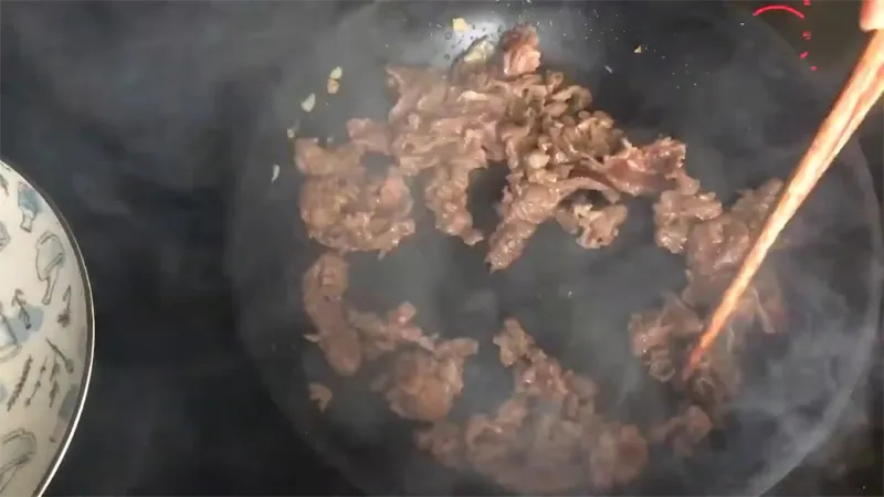 Cách làm miến xào thịt bò bắp cải mềm dai không bị dính