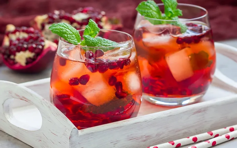 Cách làm Mocktail Shirley Temple không cồn màu đỏ rực đầy quyến rũ