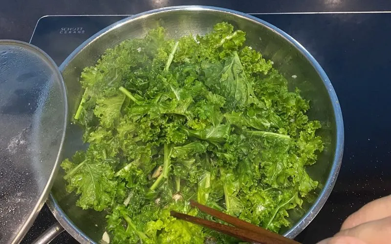 Cách làm món cải kale xào tỏi giòn ngon, thơm lừng dinh dưỡng