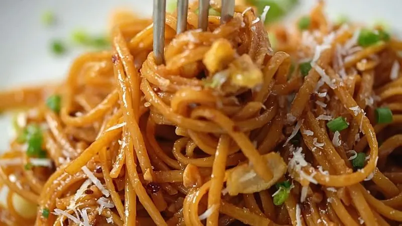 Cách làm mỳ Ý sốt bơ tỏi cay thơm lừng, ăn ngon không dừng được