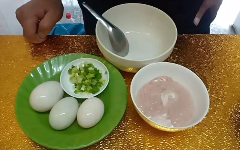 Cách làm óc heo chiên trứng béo ngậy, cực bắt cơm