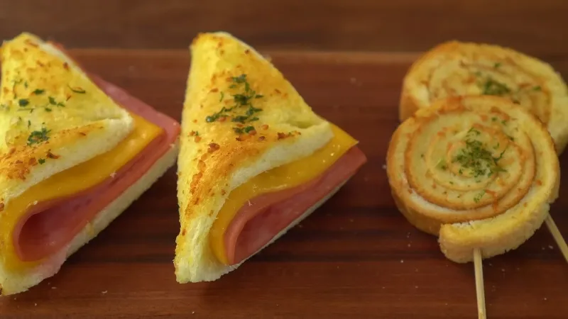 Cách làm sandwich phô mai bơ tỏi chiên giòn cho buổi sáng