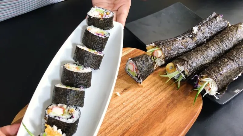 Cách làm sushi thanh cua bắp cải giải ngấy bữa cơm gia đình