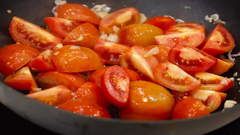 Cách làm thịt viên bọc trứng cút sốt cà chua, “đoảng” mấy cũng làm thành công