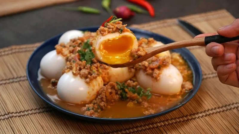 Cách làm trứng lòng đào sốt Thái vừa béo ngậy vừa tê cay hấp dẫn