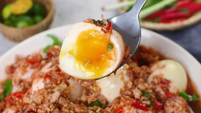 Cách làm trứng lòng đào sốt Thái vừa béo ngậy vừa tê cay hấp dẫn