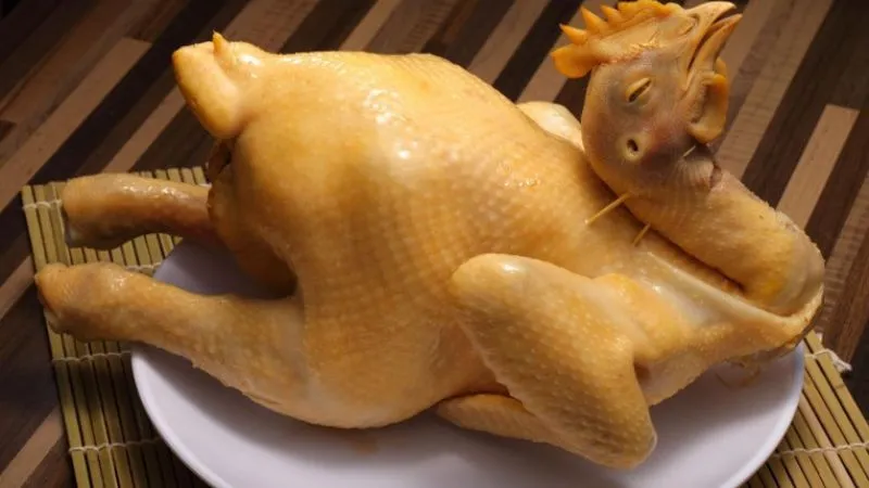 Cách luộc gà thơm ngon, gà dai, không bị nứt da, màu vàng đẹp