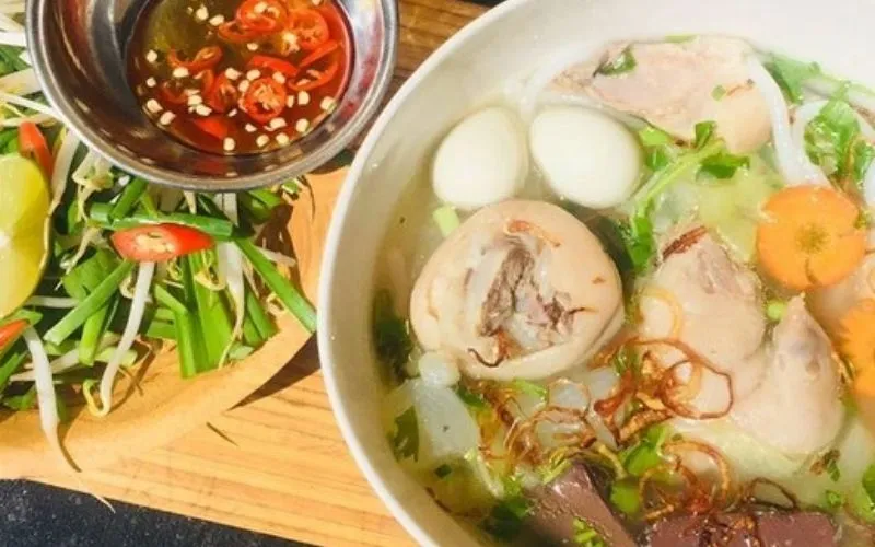 Cách nấu bánh canh giò heo ngon ngọt, nước dùng trong, đậm vị