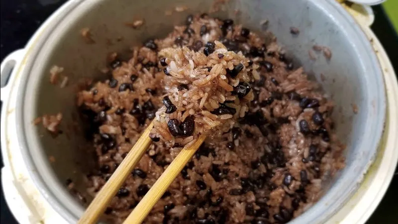 Cách nấu xôi đậu đen bùi bùi cực thơm ngon bằng nồi cơm điện