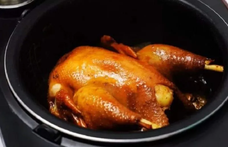 Chia sẻ cách làm gà nướng bằng nồi cơm điện cho “hội lười”, không bị khô