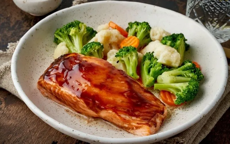 Công thức làm cá hồi áp chảo sốt teriyaki da giòn, thấm vị thơm lừng