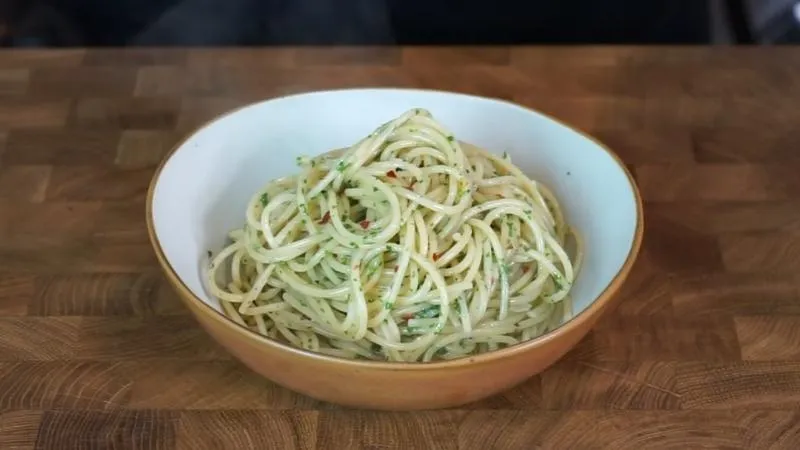 Công thức làm Spaghetti Aglio e Olio – mì Ý sốt dầu tỏi chuẩn vị nhà hàng