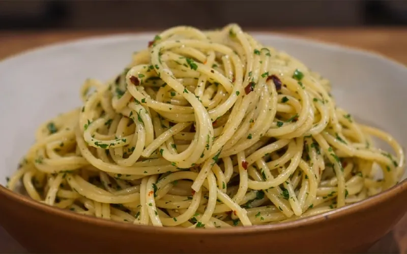 Công thức làm Spaghetti Aglio e Olio – mì Ý sốt dầu tỏi chuẩn vị nhà hàng