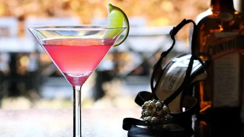 Công thức pha Cocktail Cosmopolitan cổ điển dành cho các quý cô hiện đại