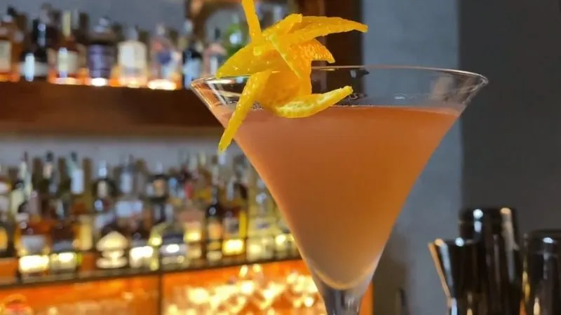 Công thức pha Cocktail Cosmopolitan cổ điển dành cho các quý cô hiện đại