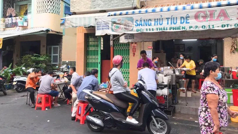 Đặc sắc hủ tiếu dê quận 11, chuẩn bị kỳ công, khách đông không kịp bán