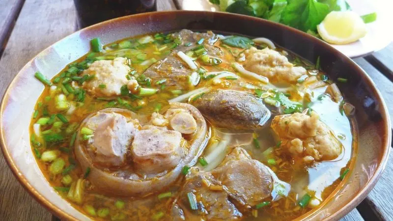 Điểm qua 13 quán ăn trưa quận Long Biên cực hút khách