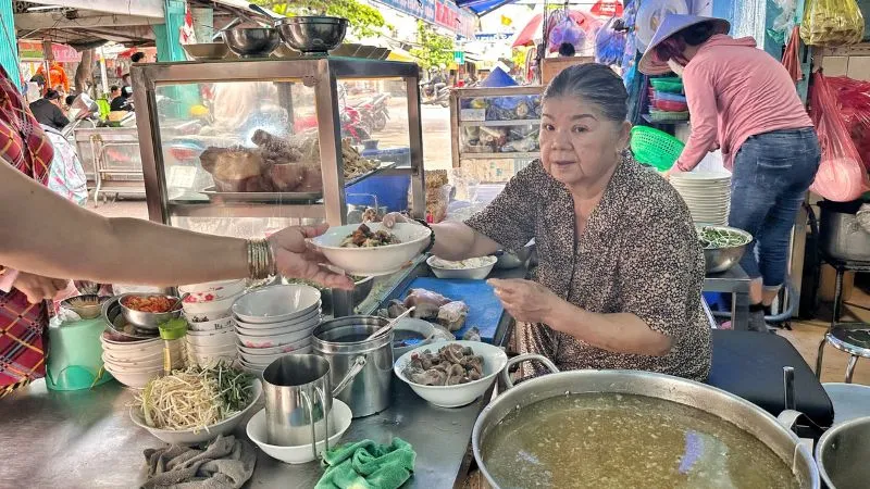 Độc lạ quán hủ tiếu chỉ toàn nữ, thâm niên hơn 30 năm tại quận 4